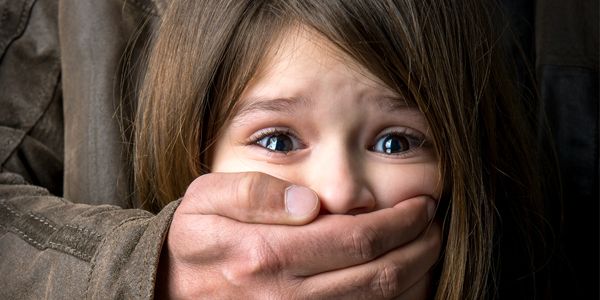 Câu chuyện đáng sợ tại trung tâm mua sắm và lời cảnh báo về thủ đoạn bắt cóc trẻ em