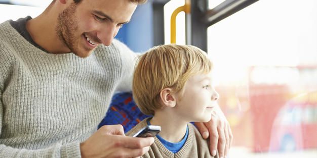 Tác hại khôn lường từ thói quen dùng điện thoại của cha mẹ