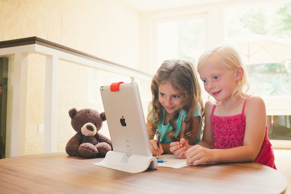 Kiểm soát việc sử dụng laptop, ipad, smart phone của trẻ thế nào cho đúng?