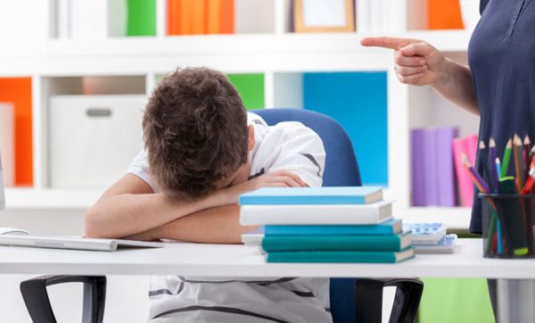 Muôn vàn nỗi khổ khi kèm trẻ học tại nhà chỉ cha mẹ có con học tiểu học mới thấu