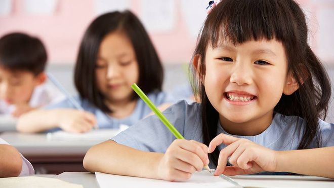 Dạy con những việc này, trẻ sẽ vào nếp ngay buổi học đầu tiên khi lên lớp 1